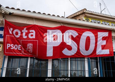 Wähle PSOE-Banner in Spanien. Werbung für die Partido Socialista Obrero Espanol Partei für Wahlen Stockfoto