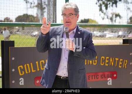 Tim McOsker, Stadtrat des Bezirks Los Angeles, spricht während der Zeremonie des Colich Throwing Center zum Bandschneiden am Freitag, den 7. April 2023, in Wilmington. Kalif. Stockfoto