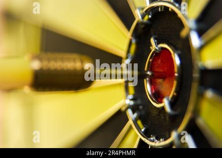 Gewinnen. Auf das Ziel, Bullseye-Pfeil in einem Dartbrett Stockfoto
