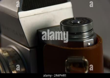 Eine Sammlung von Bildern einer Oldtimer-Kamera, die in meinem Heimstudio aufgenommen wurde, um die Hauptkomponenten einer Kamera zu veranschaulichen, die mit den heutigen Kameras identisch ist. Stockfoto