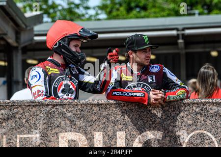 Manchester, Großbritannien. 29. Mai 2023. Brady Kurtz (links) unterhält sich mit Jaimon Lidsey während des Sports Insurure Premiership-Spiels zwischen Belle Vue Aces und Wolverhampton Wolves im National Speedway Stadium, Manchester, am Montag, den 29. Mai 2023. (Foto: Ian Charles/MI News/NurPhoto) Guthaben: NurPhoto SRL/Alamy Live News Stockfoto