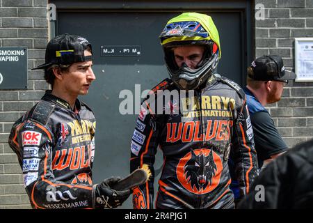 Manchester, Großbritannien. 29. Mai 2023. Zach Cook (links) chattet mit Steve Worrall während des Sports Insurure Premiership-Spiels zwischen Belle Vue Aces und Wolverhampton Wolves im National Speedway Stadium, Manchester, am Montag, den 29. Mai 2023. (Foto: Ian Charles/MI News/NurPhoto) Guthaben: NurPhoto SRL/Alamy Live News Stockfoto