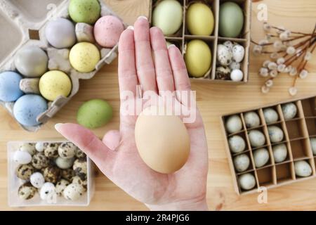 Frau hält ein Ei in der Hand. Hobbyzeit Stockfoto