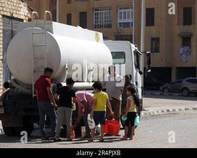Kairo, Ägypten, Mai 15 2023: Ein Wassertankfahrzeug mit sauberem Wasser als Notfalleinsatz in allen Gebieten mit Wasserausfall zur Trinkwasserversorgung Stockfoto