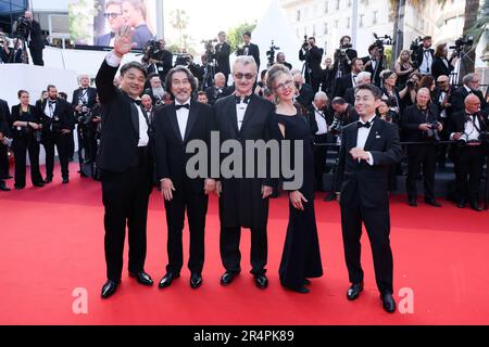 Cannes, Frankreich. 27. Mai 2023. Takuma Takasaki, Kōji Yakusho, Donata Wenders, Wim Wenders und Koji Yanai nehmen am 27. Mai 2023 in Cannes, Frankreich, an der Abschlusszeremonie des roten Teppichs während des 76. Jährlichen Filmfestivals in Cannes Teil. Foto von David Boyer/ABACAPRESS.COM Kredit: Abaca Press/Alamy Live News Stockfoto