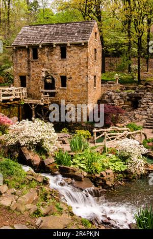 Old Mill, North Little Rock, Arkansas. Frühlingsblumen und grünes Laub im April. Stockfoto