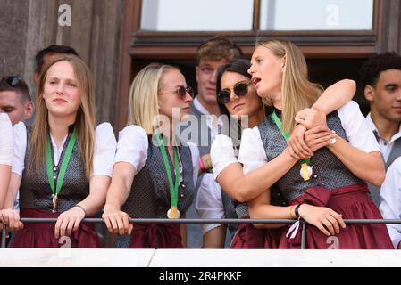 München, Deutschland. 28. Mai 2023. München, Deutschland, Mai 28. 2023: Franziska Kett (20 FC Bayern München), Lea Schueller (11 FC Bayern München), Jovana Damnjanovic (9 FC Bayern München) und Klara Buehl (17 FC Bayern München) anlässlich der Feier des Gewinns der Flyeralarm Frauen Bundesliga und Herren Bundesliga auf dem Balkon des Rathauses am Marienplatz, München. (Sven Beyrich/SPP) Kredit: SPP Sport Press Photo. Alamy Live News Stockfoto