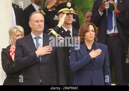 Arlington, VA, USA. 29. Mai 2023 USA Vizepräsidentin Kamala Harris und Doug Emhoff stehen während der Aufführung von „Taps“ auf einer Gedenkfeier auf dem Nationalfriedhof Arlington. Kredit: Philip Yabut/Alamy Live News Stockfoto