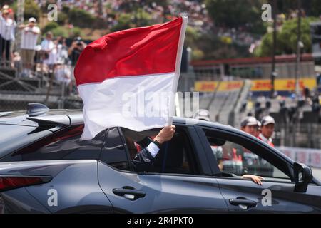 Monte Carlo, Monaco. 28. Mai 2023. Die Flagge von Monaco wird am Tag des Grand Prix F1 von Monaco am Circuit de Monaco am 28. Mai 2023 in Monte-Carlo, Monaco, gesehen. (Kreditbild: © Beata Zawrzel/ZUMA Press Wire) NUR REDAKTIONELLE VERWENDUNG! Nicht für den kommerziellen GEBRAUCH! Stockfoto