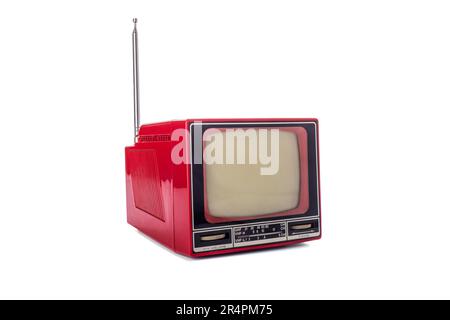 Klassischer tragbarer Fernseher, isoliert auf weißem Hintergrund. Retro-Technologie-Konzept Stockfoto