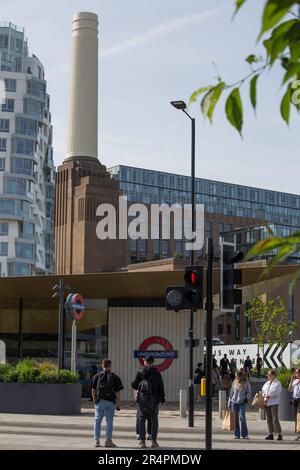 Battersea Power Station unterirdische U-Bahn Station Towers und neue Wohnungen London Stockfoto