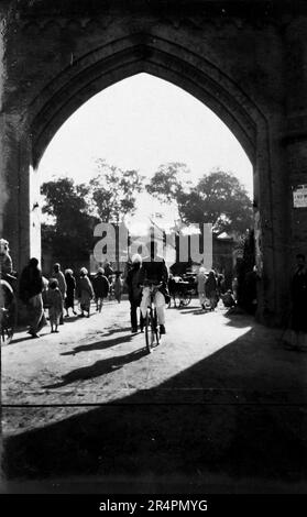 Südindien, von denen Teile heute als Pakistan bekannt sind: Hall Gate Eingang zur Stadt Amritsar, mit Blick auf die Stadt. Aus einer Serie, die aus dem ursprünglichen Schnappschuss des Ersten Weltkriegs in Indien, c1917-19, aufgenommen wurde. Die Originale waren kleine Fotos, die bei zu großer Vergrößerung schlecht aussehen könnten. Stockfoto