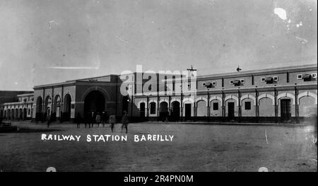 Südindien, von denen Teile heute als Pakistan bekannt sind: Bahnhof, Bareilly. Aus einer Serie, die aus dem ursprünglichen Schnappschuss des Ersten Weltkriegs in Indien, c1917-19, aufgenommen wurde. Die Originale waren kleine Fotos, die bei zu großer Vergrößerung schlecht aussehen könnten. Stockfoto