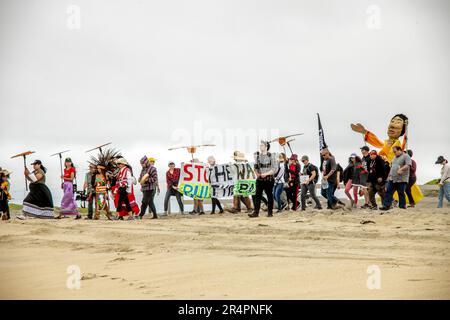 Sie tragen eine Figur einer einladenden Mutter, pro Einwanderungsdemonstratoren im Grenzfeld bei San Diego, marschieren zur US/Mexiko-Grenzmauer, um sie zu unterstützen Stockfoto