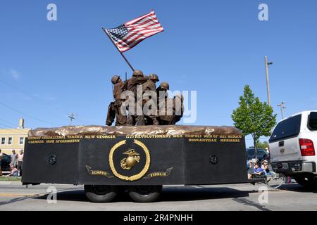 Racine, Wisconsin, USA. 29. Mai 2023. Mitglieder der Agerholm-Gross-Einheit Nr. 346 der Marine Corps League, die in Bronze und Goldfarbe und Make-up gemalt ist, während sie eine Live-Nachstellung der Flagge darstellen, die im Zweiten Weltkrieg auf einem Floß auf dem Mond des Memorial Day in Racine auf dem Berg Suribachi hing. (Kreditbild: © Mark Hertzberg/ZUMA Press Wire) NUR REDAKTIONELLE VERWENDUNG! Nicht für den kommerziellen GEBRAUCH! Stockfoto