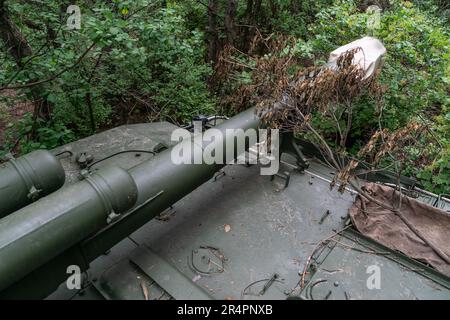 Haubitzer einer selbstfahrenden Waffe von 57. Artilleriebrigade ukrainischer Streitkräfte, gesehen am 29. Mai 2023 an einem geheimen Ort des Donezkbeckens der Ukraine, wo diese Einheit gegen die russische Invasion kämpft Stockfoto