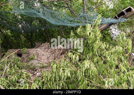 Selbstfahrende Waffe von 57. Artilleriebrigade ukrainischer Streitkräfte, gesehen am 29. Mai 2023 an einem geheimen Ort des Donbas der Ukraine, wo diese Einheit gegen die russische Invasion kämpft Stockfoto