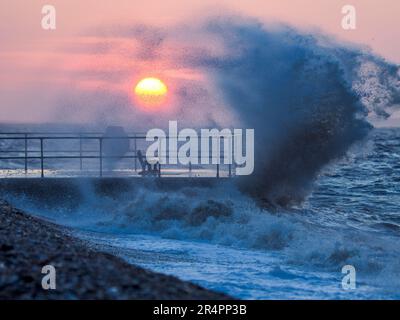 Sheerness, Kent, Großbritannien. 29. Mai 2023. Wetter im Vereinigten Königreich: Sonnenuntergang in Sheerness, Kent, während Wellen von starken nordöstlichen Winden über dem Neptune Jetty brechen. Kredit: James Bell/Alamy Live News Stockfoto