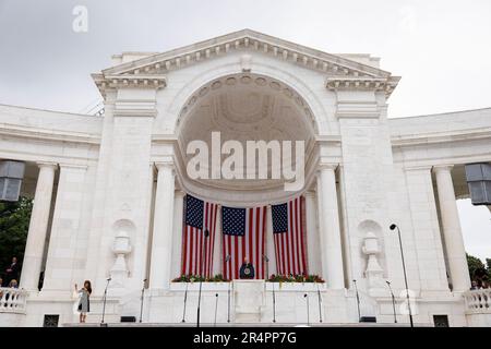 Arlington, Virginia, USA. 29. Mai 2023. US-Präsident Joe Biden spricht am Montag, den 29. Mai, auf dem Arlington National Cemetery in Arlington, Virginia, USA, während einer Ansprache zum Memorial Day. 2023. Präsident Biden und der Sprecher des US-Repräsentantenhauses Kevin McCarthy (Republikaner von Kalifornien) brachten ihre Zuversicht zum Ausdruck, dass ihre Vereinbarung über die Schuldenobergrenze den Kongress bestehen wird, wodurch ein historischer US-Zahlungsausfall verhindert und gleichzeitig der Kurs für die Staatsausgaben bis nach den Wahlen von 2024 gesetzt wird. Guthaben: Ting Shen/Pool über CNP/dpa/Alamy Live News Stockfoto