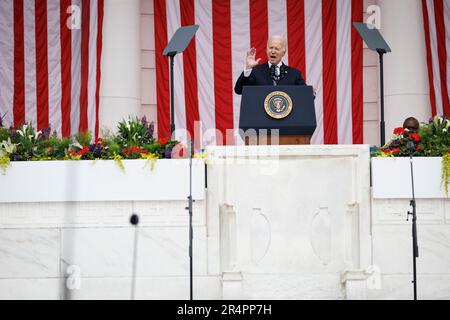 Arlington, Virginia, USA. 29. Mai 2023. US-Präsident Joe Biden spricht am Montag, den 29. Mai, auf dem Arlington National Cemetery in Arlington, Virginia, USA, während einer Ansprache zum Memorial Day. 2023. Präsident Biden und der Sprecher des US-Repräsentantenhauses Kevin McCarthy (Republikaner von Kalifornien) brachten ihre Zuversicht zum Ausdruck, dass ihre Vereinbarung über die Schuldenobergrenze den Kongress bestehen wird, wodurch ein historischer US-Zahlungsausfall verhindert und gleichzeitig der Kurs für die Staatsausgaben bis nach den Wahlen von 2024 gesetzt wird. Guthaben: Ting Shen/Pool über CNP/dpa/Alamy Live News Stockfoto