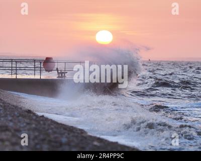 Sheerness, Kent, Großbritannien. 29. Mai 2023. Wetter im Vereinigten Königreich: Sonnenuntergang in Sheerness, Kent, während Wellen von starken nordöstlichen Winden über dem Neptune Jetty brechen. Kredit: James Bell/Alamy Live News Stockfoto