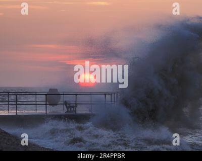 Sheerness, Kent, Großbritannien. 29. Mai 2023. Wetter im Vereinigten Königreich: Sonnenuntergang in Sheerness, Kent, während Wellen von starken nordöstlichen Winden über dem Neptune Jetty brechen. Kredit: James Bell/Alamy Live News Stockfoto