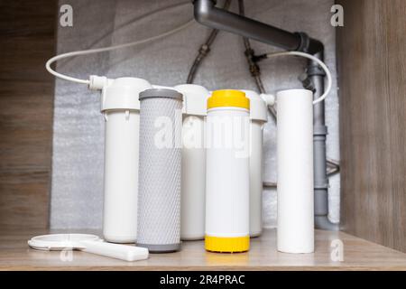 Installation oder Austausch von Wasseraufbereitungsfiltern Stockfoto