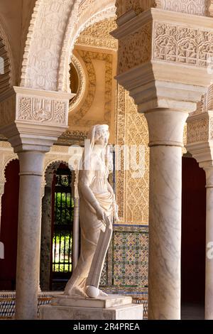 Spanien, Sevilla, Andalusien, Casa de Pilatos (Pilatenhaus), Innenhof, ein Beispiel für ein italienisches Renaissance-Gebäude mit Mudejar-Elementen und Dekoration Stockfoto