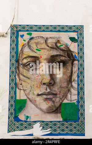 Spanien, Sevilla, Poster der Kunstwerke des Künstlers Antonio Alvarez Gordillo, die in einem Viertel in Sevilla zu finden sind Stockfoto