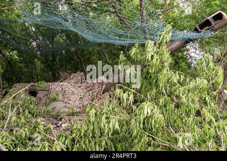 Ukraine. 29. Mai 2023. Selbstfahrende Waffe von 57. Artilleriebrigade ukrainischer Streitkräfte, gesehen an einem geheimen Ort im Donezbecken der Ukraine, wo diese Einheit gegen die russische Invasion kämpft. Die Brigade von 57. wurde nach Kost Hordijenko benannt, dem saporozhianischen Kosaken, der ein Verbündeter des berühmten ukrainischen Helden Ivan Mazepa war. (Foto: Lev Radin/Pacific Press) Kredit: Pacific Press Media Production Corp./Alamy Live News Stockfoto