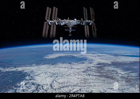 Internationale Raumstation im Orbit des Planeten Erde. ISS. Hintergrundbild für den Weltraum. Hochwertige Bilder. Elemente dieses Bildes, bereitgestellt von der NASA Stockfoto