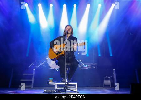 Denham Springs, LA, USA. 27. Mai 2023. Travis Tritt tritt an Tag 1 des Cajun Country Jam Memorial Day Festival 2023 im PADS North Park in Denham Springs, LA, für die Menge auf. Jonathan Mailhes/CSM/Alamy Live News Stockfoto