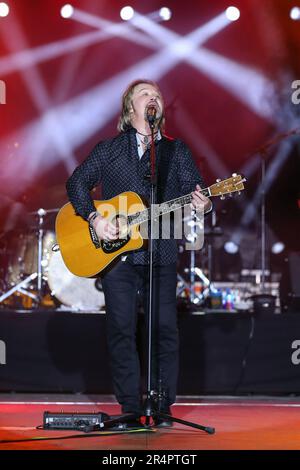 Denham Springs, LA, USA. 27. Mai 2023. Travis Tritt tritt an Tag 1 des Cajun Country Jam Memorial Day Festival 2023 im PADS North Park in Denham Springs, LA, für die Menge auf. Jonathan Mailhes/CSM/Alamy Live News Stockfoto