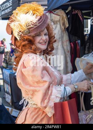 LYNMOUTH, DEVON, Großbritannien - MAI 13 2023: Rothaarige Dame in viktorianischem Kostüm, Teil des Victorian and Steampunk Day. Stockfoto
