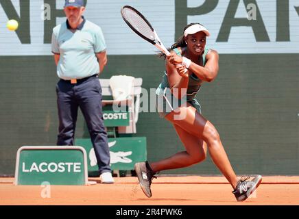 Paris, Frankreich. 29. Mai 2023. US Sloane Stephens gibt den Ball während der ersten Runde der französischen Tennis Open in Roland Garros in Paris am Montag, den 29. Mai 2023, an die tschechische Karolina Pliskova zurück. Stephens gewann 6:0, 6:4. Foto: Maya Vidon-White/UPI Credit: UPI/Alamy Live News Stockfoto
