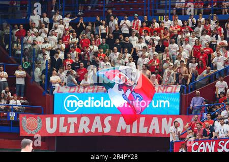 Mailand, Italien. 29. Mai 2023. Mediolanum Forum, Mailand, Italien, 29. Mai 2023, Mailänder Fans während des Playoffs - EA7 Emporio Armani gegen BDS Sassari - Italienische Basketball Serie A Championship Credit: Live Media Publishing Group/Alamy Live News Stockfoto