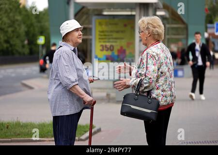 Zwei alte Frauen, die auf einer Straße reden. Das Leben der Rentner in der Stadt Stockfoto