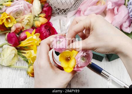Wie man Frühlingsstrauß aus Blüten in Gänseeierschale macht - Schritt für Schritt, Anleitung. Stockfoto