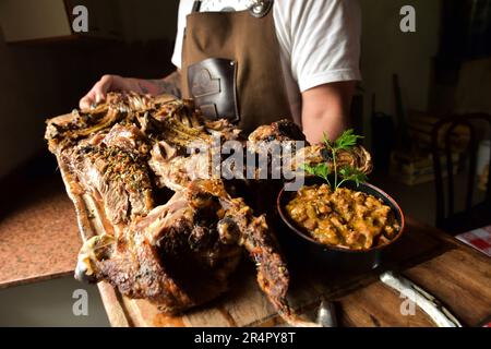 Auf dem Scheiterhaufen geröstetes Lamm (traditionelles argentinisches Essen) Stockfoto