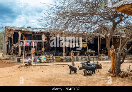 Ein Souvenirladen mit lokalem Kunsthandwerk in einem Nationalpark. Kenia, Afrika. Stockfoto