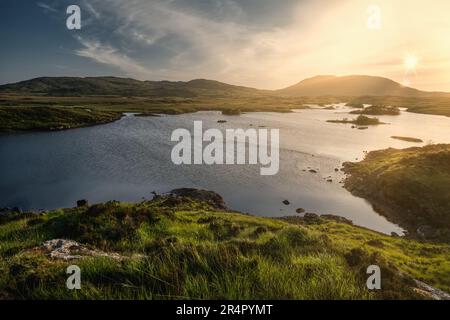 Wunderschöne Landschaft mit Himmel und Bergen im Connemara-Nationalpark im County Galway, Irland Stockfoto
