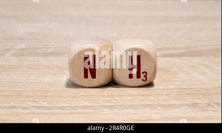 Hand mit Stift zur Zeichnung der chemischen Ammoniakformel. Stockfoto