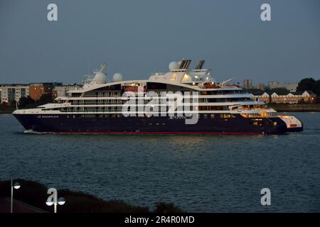 Ponant Cruises Schiff Le Champlain fährt in der Abenddämmerung nach einem Besuch in London die Themse hinunter Stockfoto