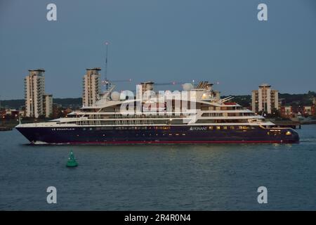 Ponant Cruises Schiff Le Champlain fährt in der Abenddämmerung nach einem Besuch in London die Themse hinunter Stockfoto