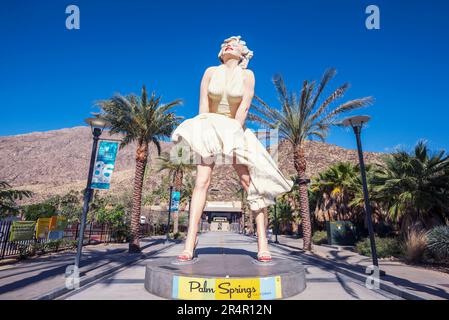 Forever Marilyn ist eine riesige Statue von Marilyn Monroe, entworfen von Seward Johnson. Palm Springs, Kalifornien, USA. Stockfoto