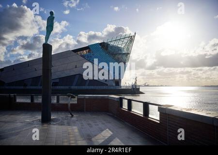 The Deep, das Aquarium in Hull, East Yorkshire, mit der Skulptur „Vogage“ von Steinunn Þórarinsdóttir. Stockfoto