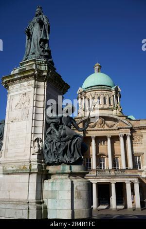 Hull City Hall, Kingston-upon-Hull, East Yorkshire, Großbritannien, mit der Statue von Queen Victoria. Stockfoto
