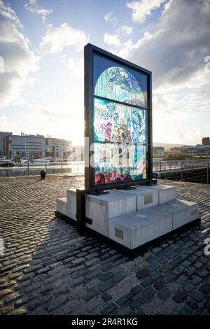 Eine „Glass of Thrones“-Buntglasinstallation im Titanic Quarter, Belfast, anlässlich der Dreharbeiten zu „Game of Thrones“ Stockfoto