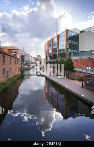 Birmingham City Centre, zeigt den Kanal und die Utilita Arena Stockfoto