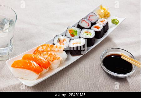 Futomaki, Hosomaki und Nigiris - japanische Brötchen aus der Nähe Stockfoto